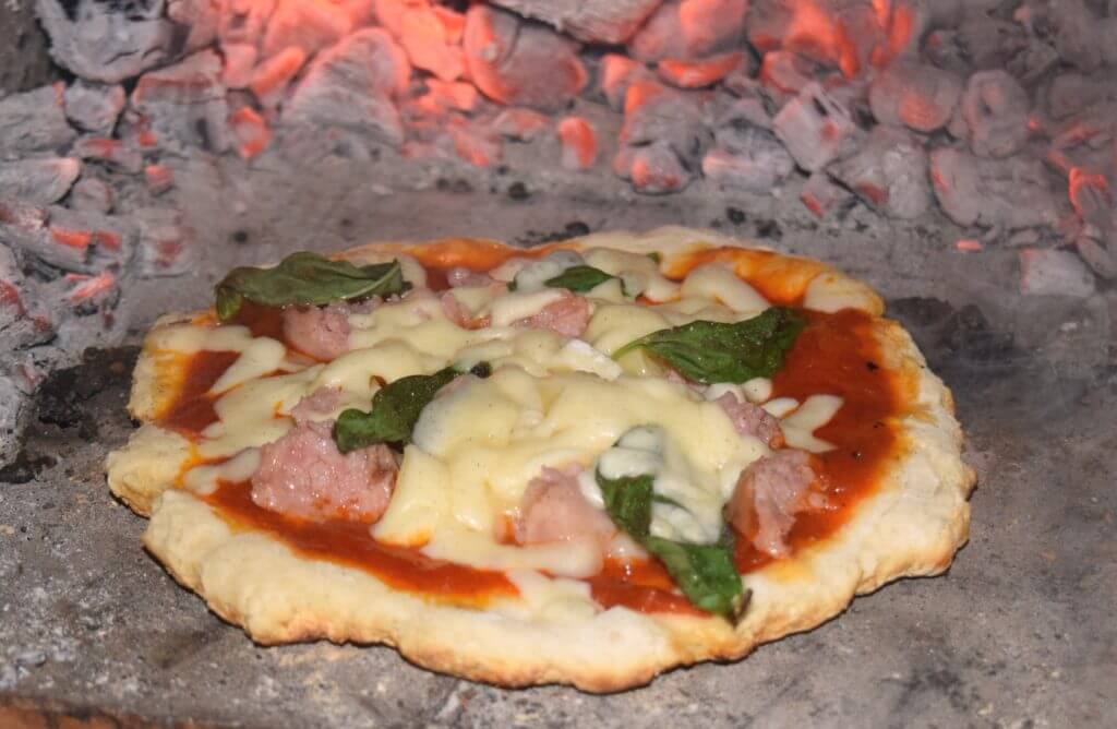 石窯で焼くピザ