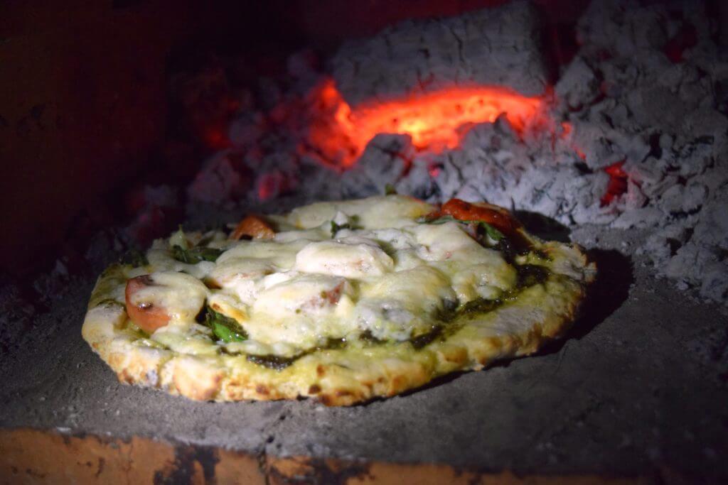石窯で焼けるピザ