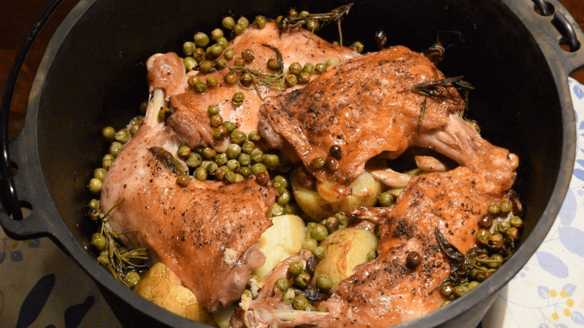 石窯 ダッチオーブン 骨付きの鶏もも肉とトマト ジャガイモの蒸し焼き 趣味千